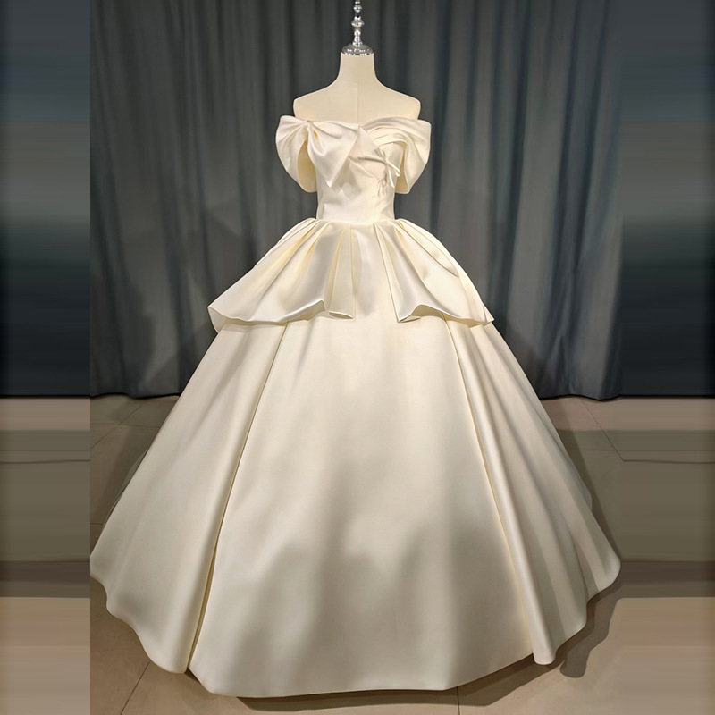 Satin one-shoulder main yarn, giant bow-knotted skirt, sweet and sassy princess-style street style travel skirt