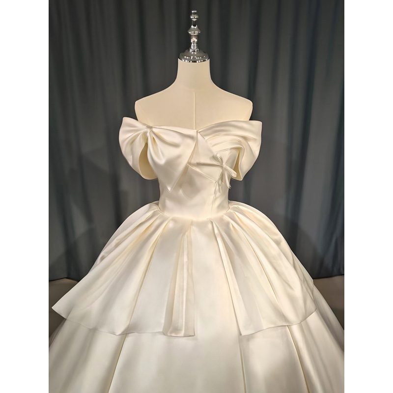 Satin one-shoulder main yarn, giant bow-knotted skirt, sweet and sassy princess-style street style travel skirt