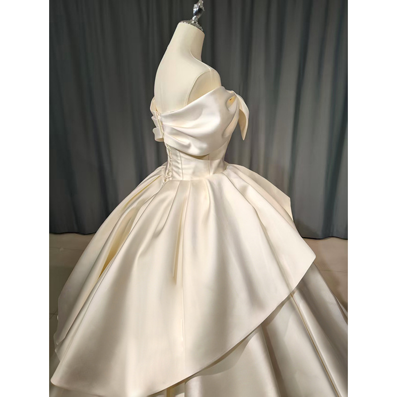 Satin one-shoulder main yarn, giant bow-knotted skirt, sweet and sassy princess-style street style travel skirt