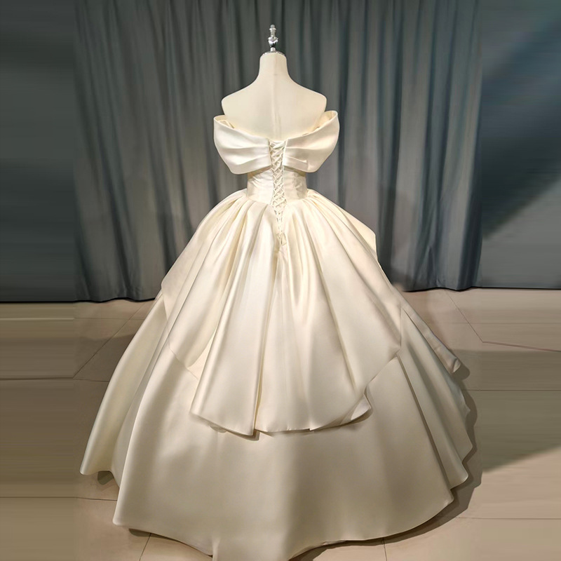 Satin one-shoulder main yarn, giant bow-knotted skirt, sweet and sassy princess-style street style travel skirt