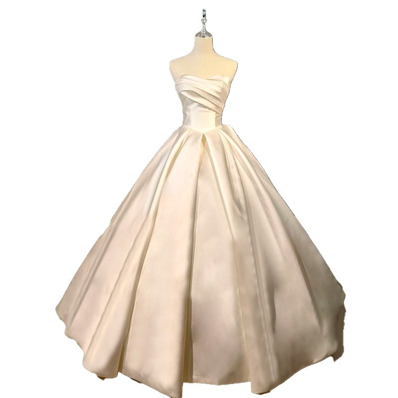 The new satin tube top main yarn is pleated and diamond-embellished, and it wraps the bust with a large skirt. The main yarn has a high-end sense of ceremony