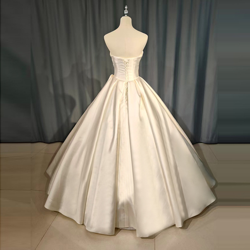 The new satin tube top main yarn is pleated and diamond-embellished, and it wraps the bust with a large skirt. The main yarn has a high-end sense of ceremony
