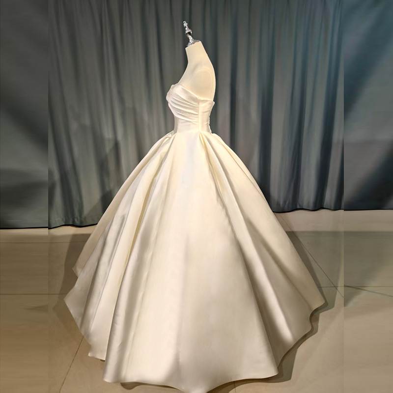 The new satin tube top main yarn is pleated and diamond-embellished, and it wraps the bust with a large skirt. The main yarn has a high-end sense of ceremony