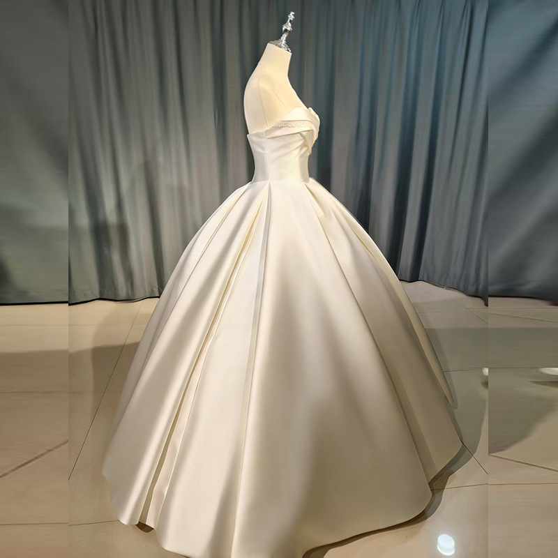The new satin tube top main yarn is pleated and diamond-embellished, and it wraps the bust with a large skirt. The main yarn has a high-end sense of ceremony