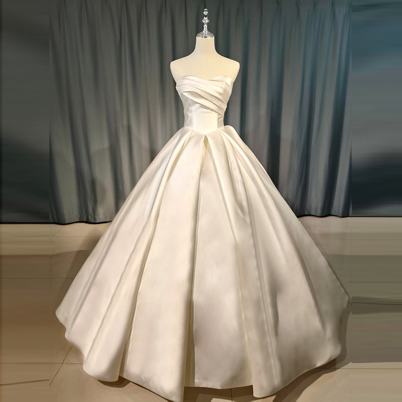 The new satin tube top main yarn is pleated and diamond-embellished, and it wraps the bust with a large skirt. The main yarn has a high-end sense of ceremony