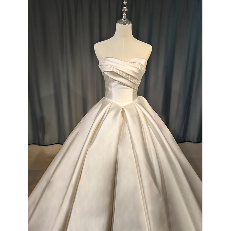 The new satin tube top main yarn is pleated and diamond-embellished, and it wraps the bust with a large skirt. The main yarn has a high-end sense of ceremony