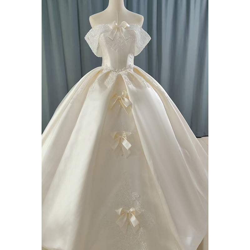 Light champagne one-shoulder satin wedding dress with bow lace large skirt wedding main veil fugitive princess style wedding dress