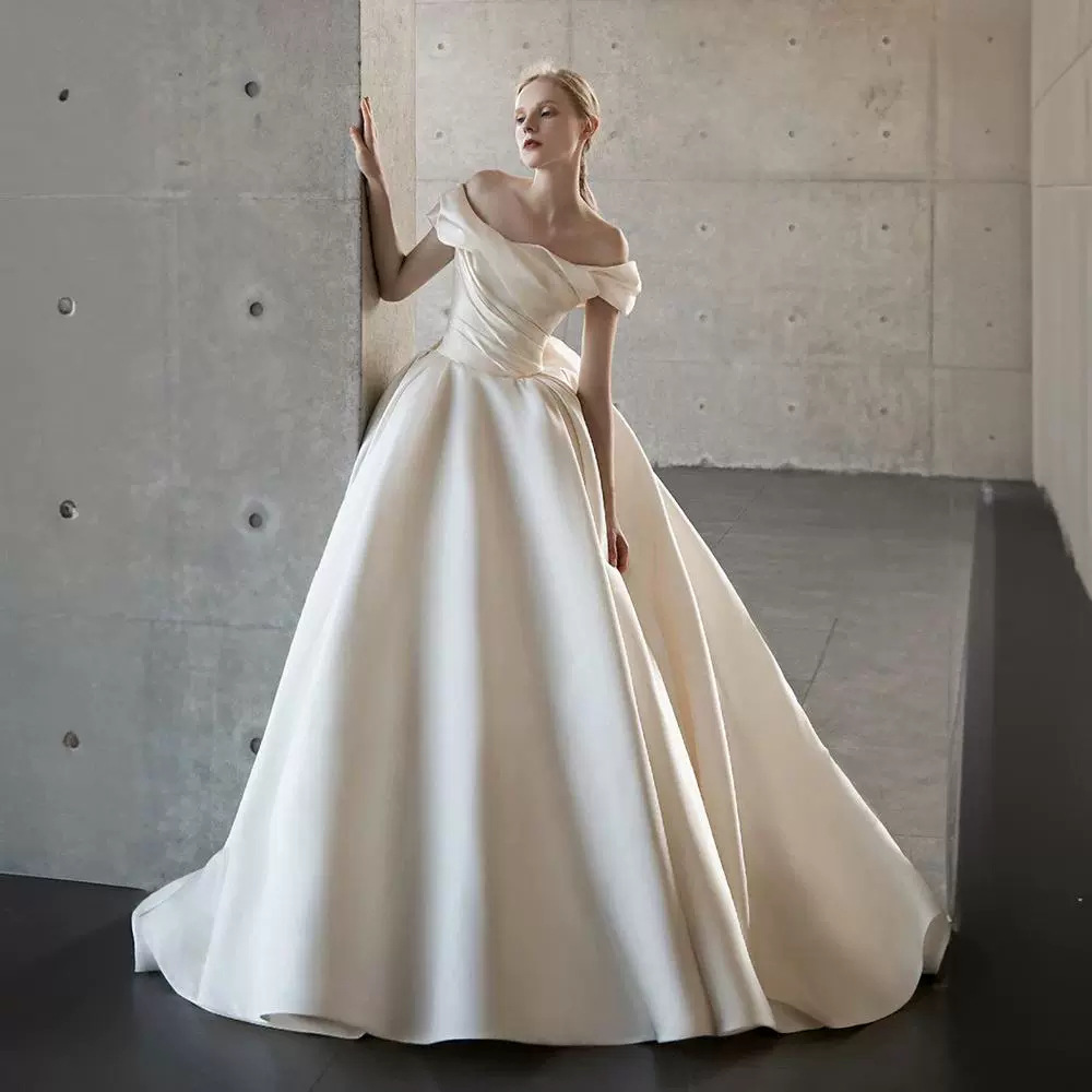 Light champagne one-shoulder satin wedding dress with waist and large skirt, high-end French retro light champagne tail style