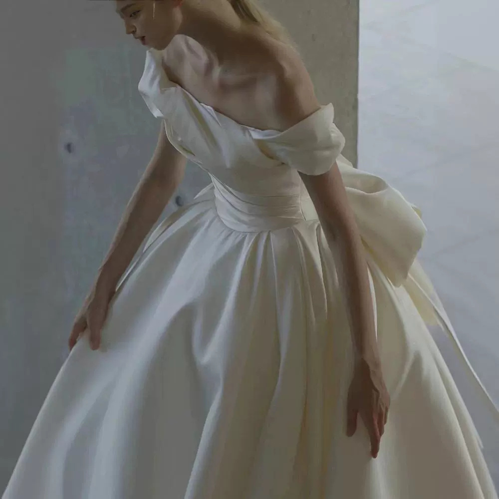 Light champagne one-shoulder satin wedding dress with waist and large skirt, high-end French retro light champagne tail style