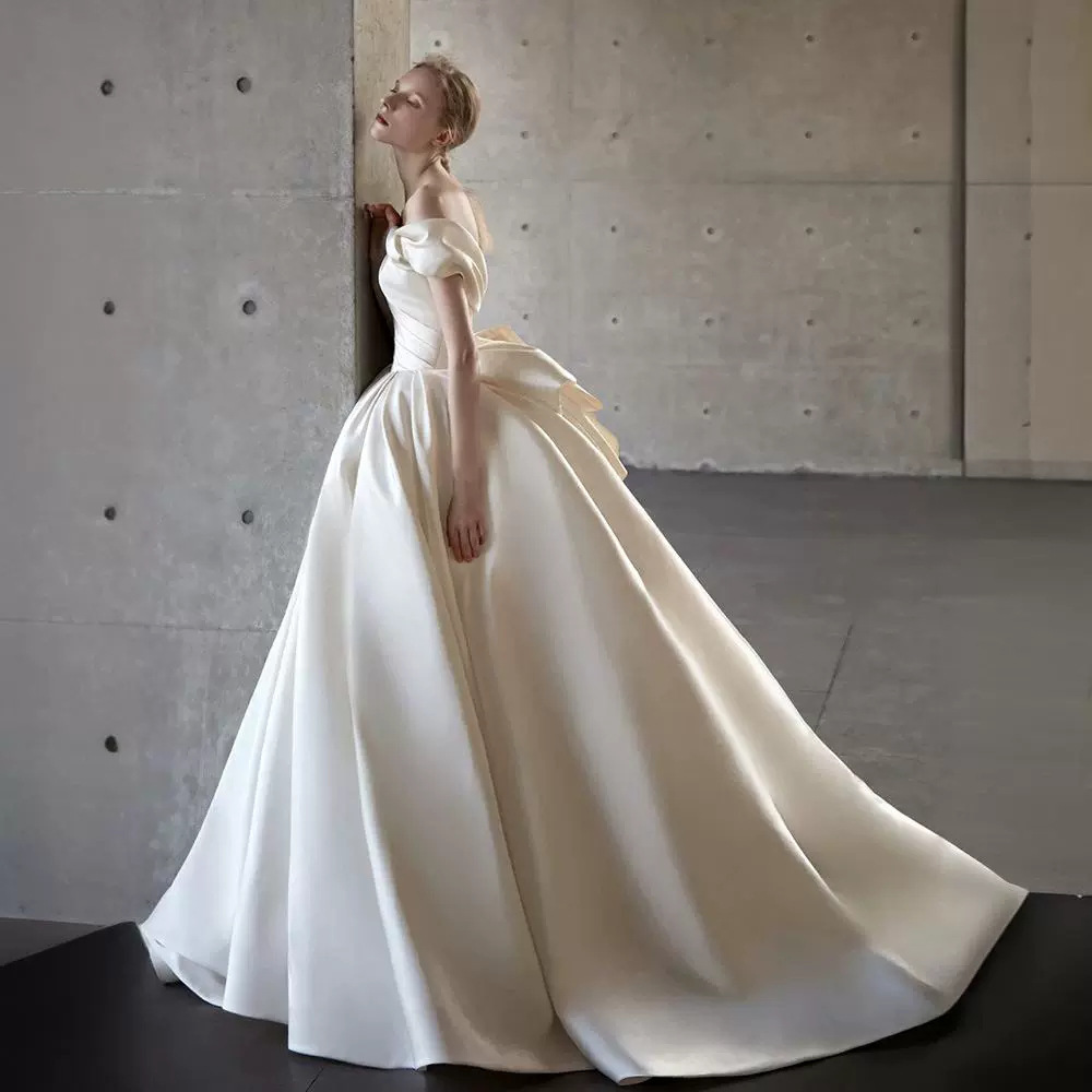 Light champagne one-shoulder satin wedding dress with waist and large skirt, high-end French retro light champagne tail style
