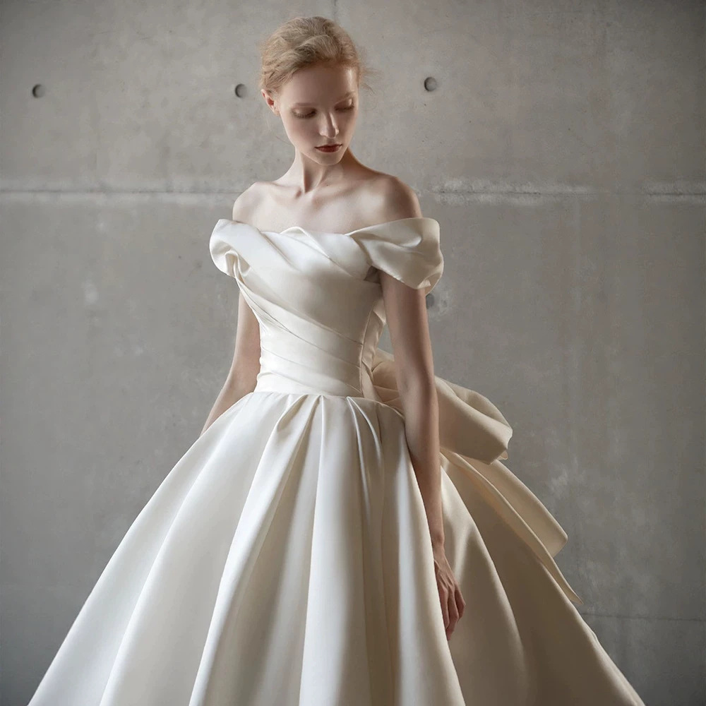 Light champagne one-shoulder satin wedding dress with waist and large skirt, high-end French retro light champagne tail style