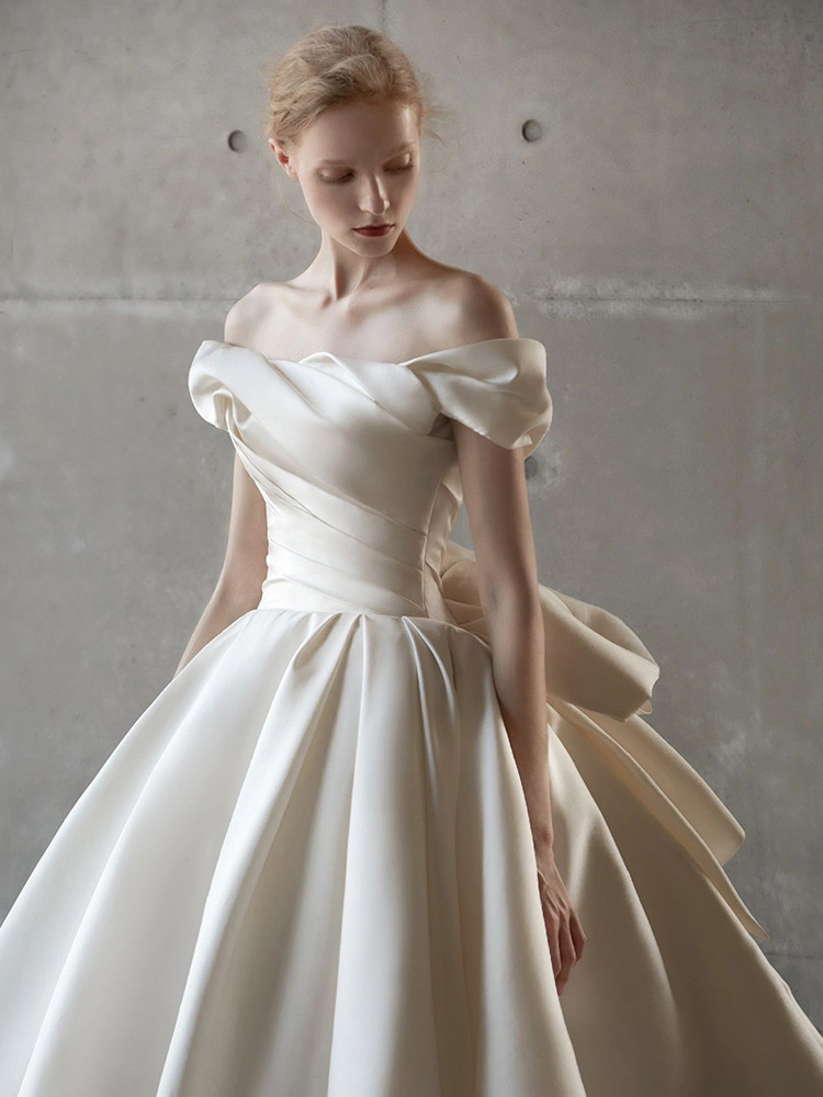 Light champagne one-shoulder satin wedding dress with waist and large skirt, high-end French retro light champagne tail style