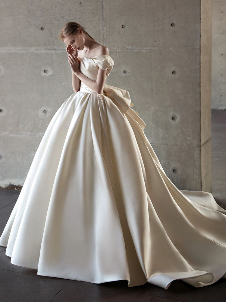 Light champagne one-shoulder satin wedding dress with waist and large skirt, high-end French retro light champagne tail style