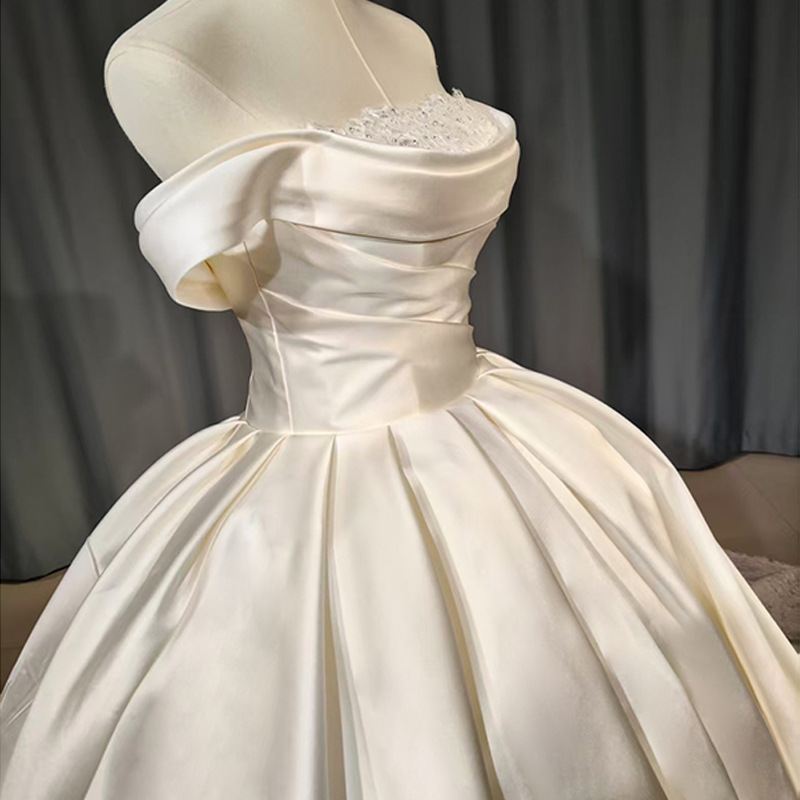 One-shoulder satin main gauze skirt, lace dark pattern tail, elegant and noble dress, new street shooting and travel shooting skirt