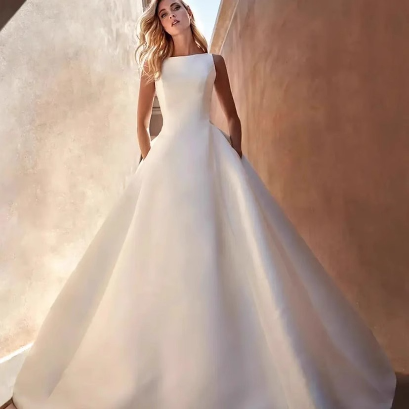 High-waist maternity light wedding dress new bridal satin high-end simple retro tail dress French outing veil