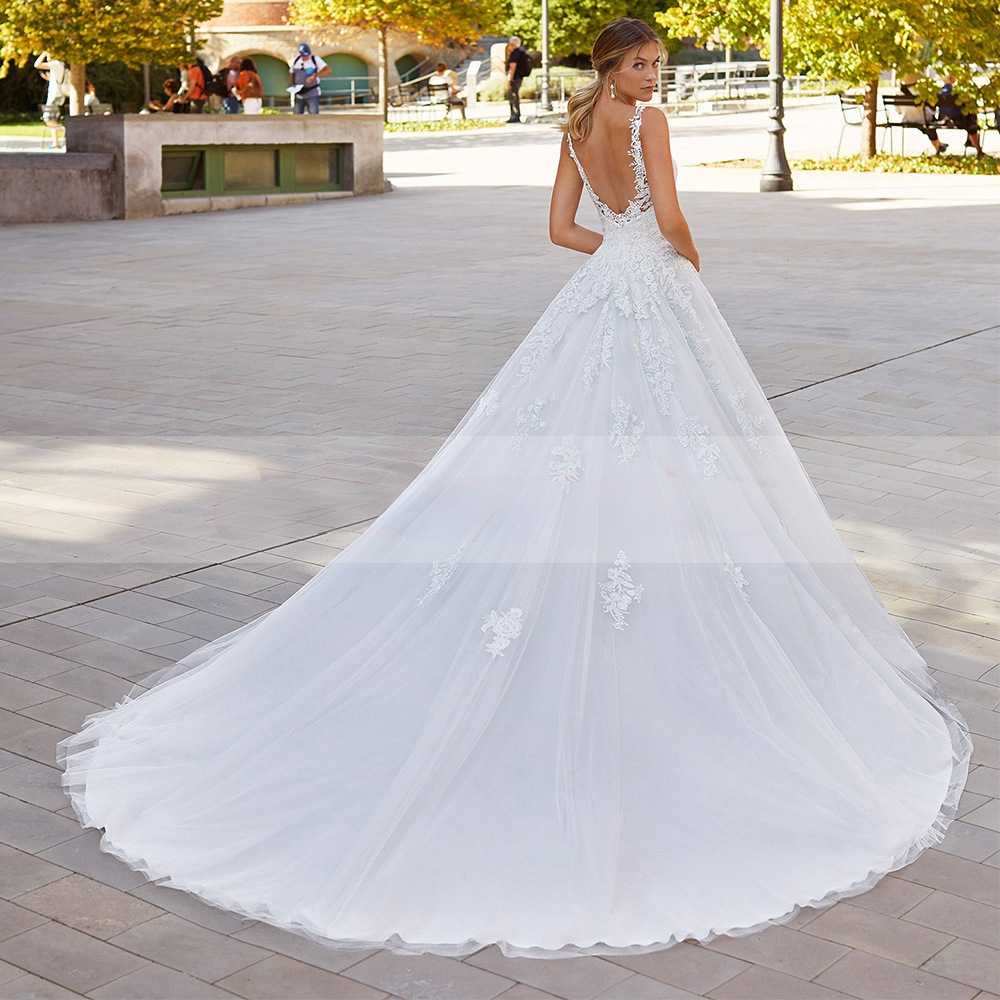 Exquisite white sleeveless wedding dress, elegant and sexy backless floor-length princess tulle dress