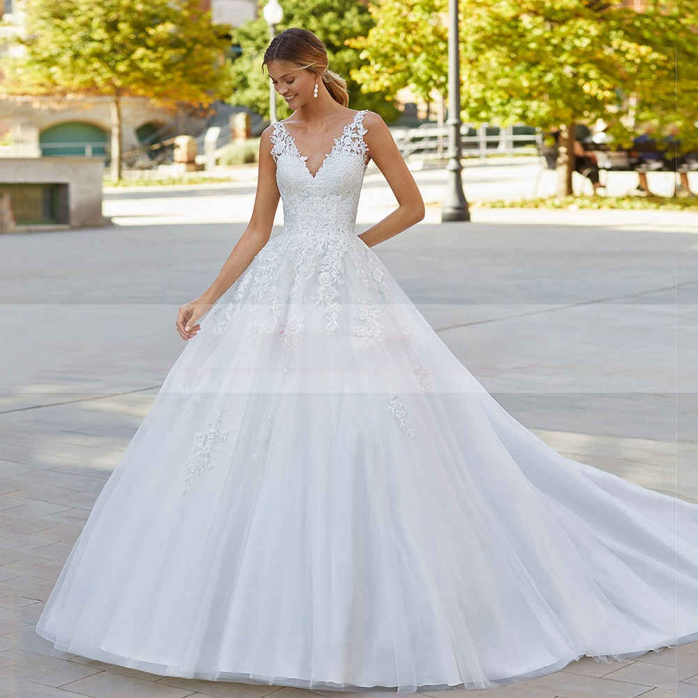 Exquisite white sleeveless wedding dress, elegant and sexy backless floor-length princess tulle dress