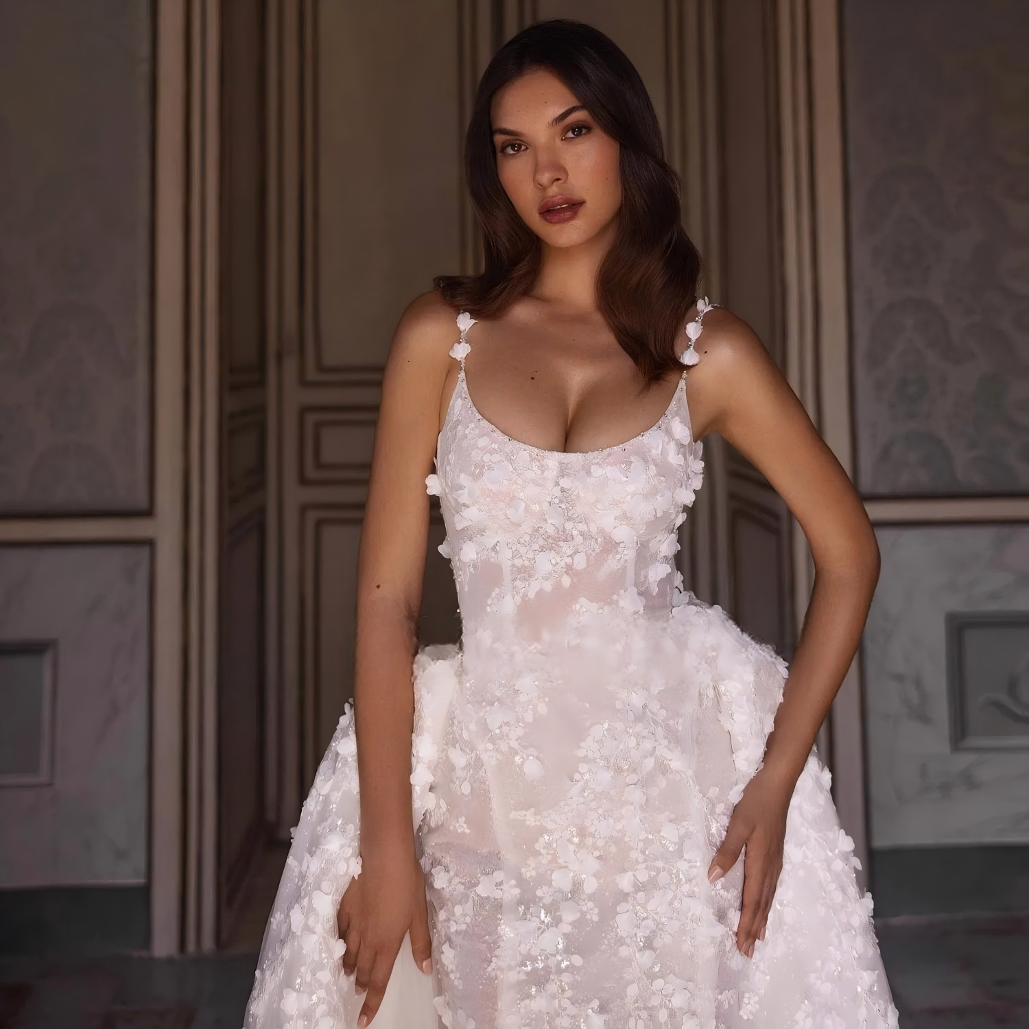 European and American wedding dress new style V-neck sexy slim fishtail lace white bridal tail heavy forest wedding dress