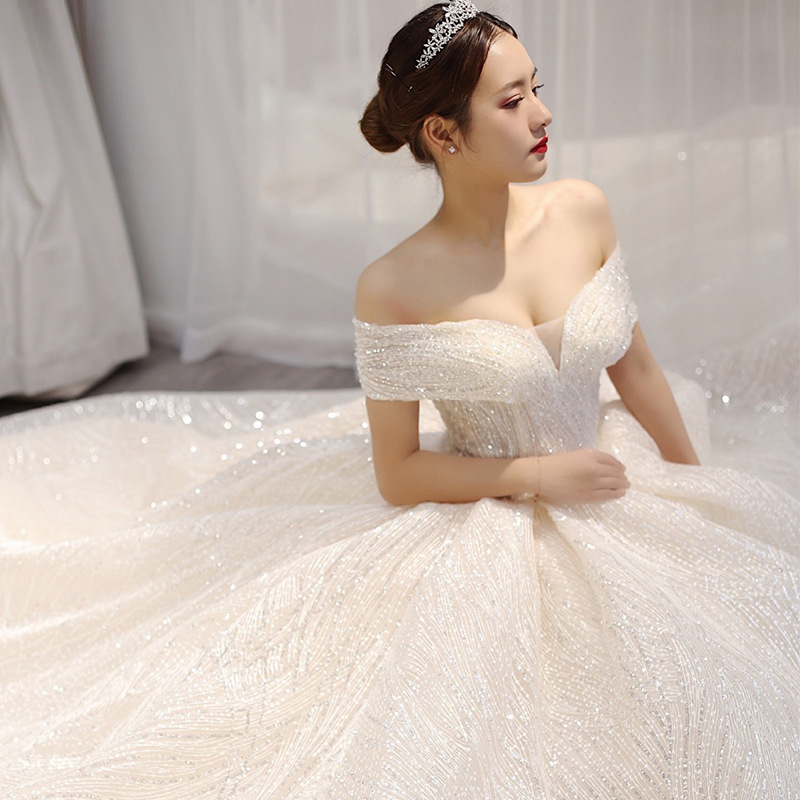 New style wedding dress, dreamy one-shoulder dress, slim and long tail, palace heavy industry super fairy