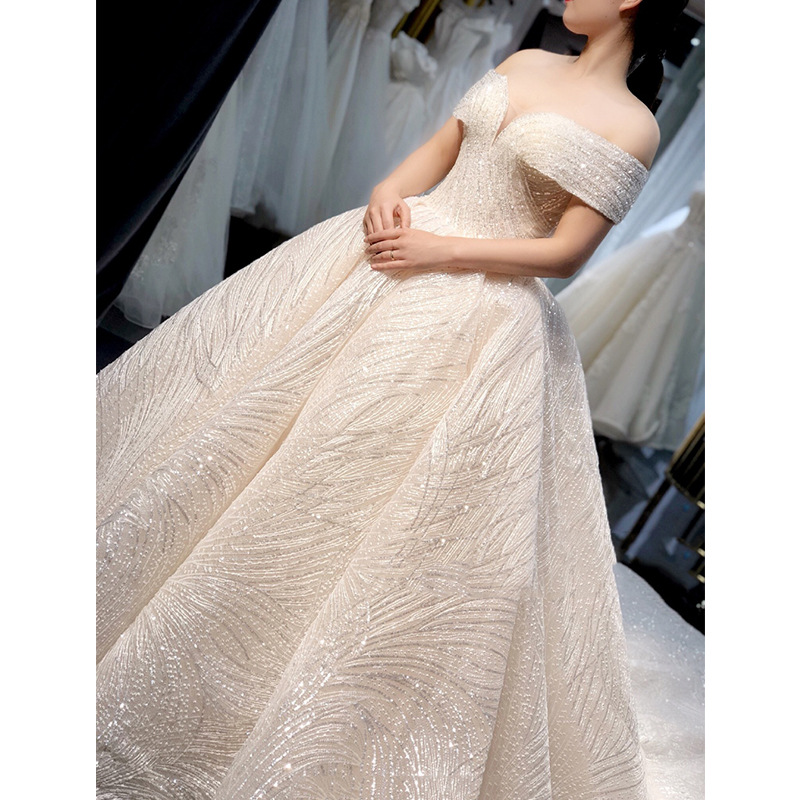 New style wedding dress, dreamy one-shoulder dress, slim and long tail, palace heavy industry super fairy
