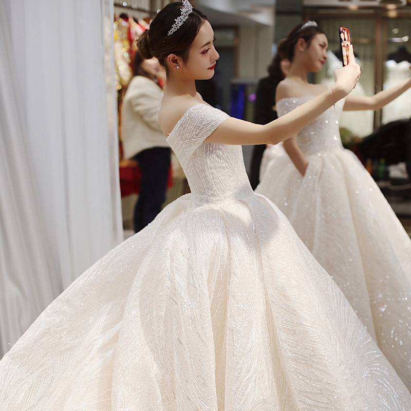 New style wedding dress, dreamy one-shoulder dress, slim and long tail, palace heavy industry super fairy
