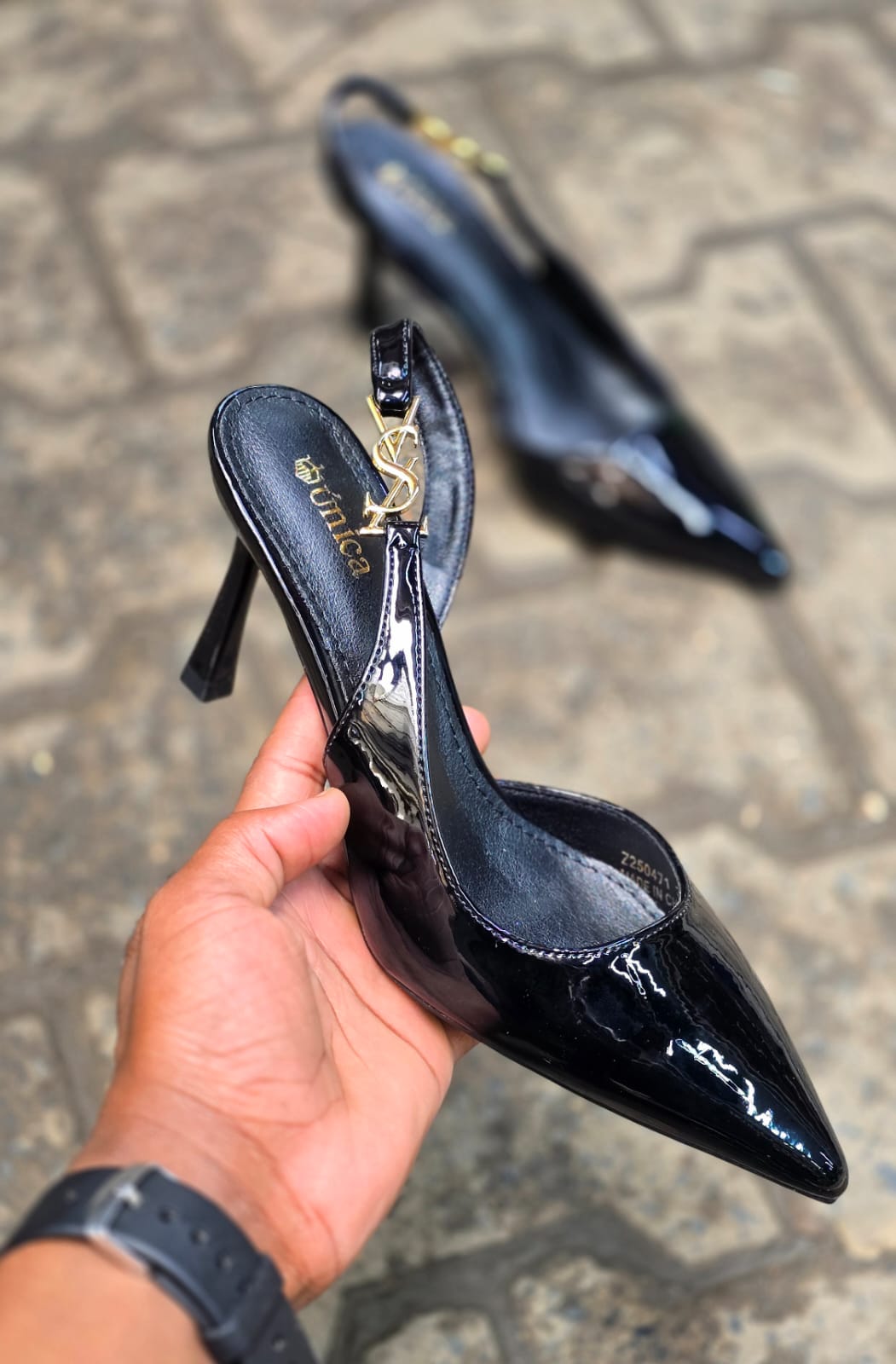 Única Elegant Patent Slingback Heels with Gold Logo Ornament - Pointed Toe Pumps