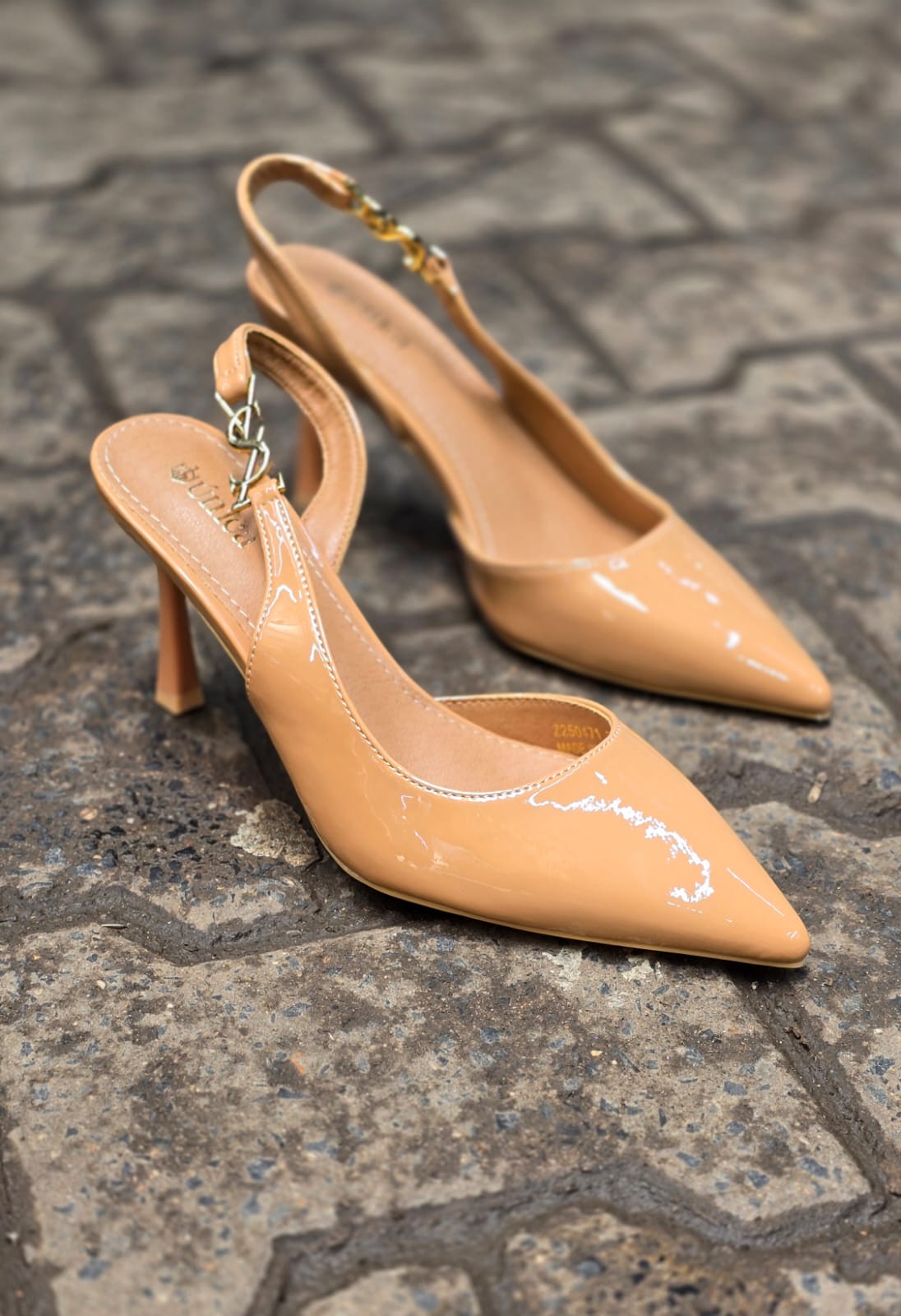 Única Elegant Patent Slingback Heels with Gold Logo Ornament - Pointed Toe Pumps