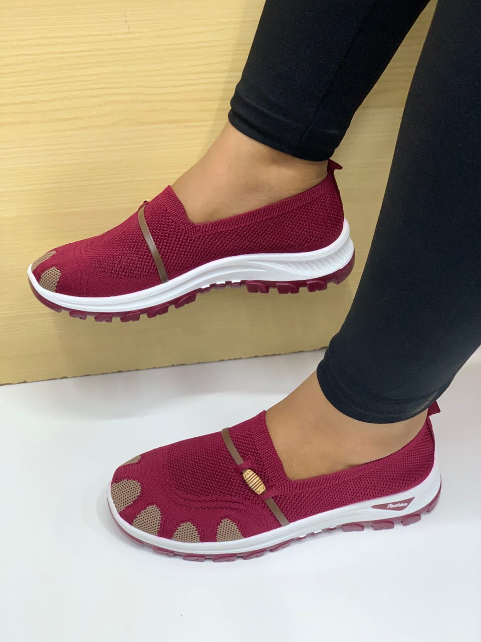 Women Lightweight Slip-On Sneakers Breathable Mesh Casual Walking Shoes Soft Sole Comfort Flats