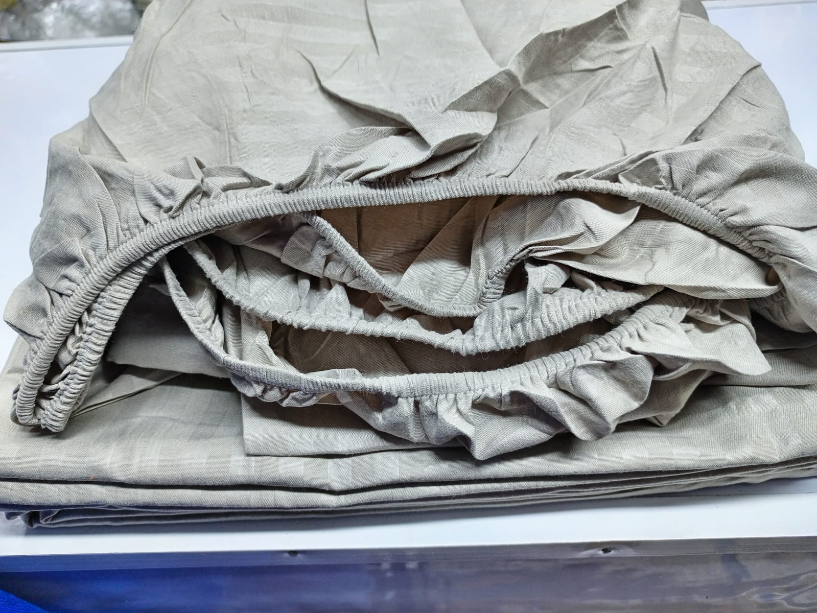 Pure cotton stripped cotton bedsheets. One fitted bedsheet, One flat bedsheet , Four pillowcases. 6pcs. 1 set