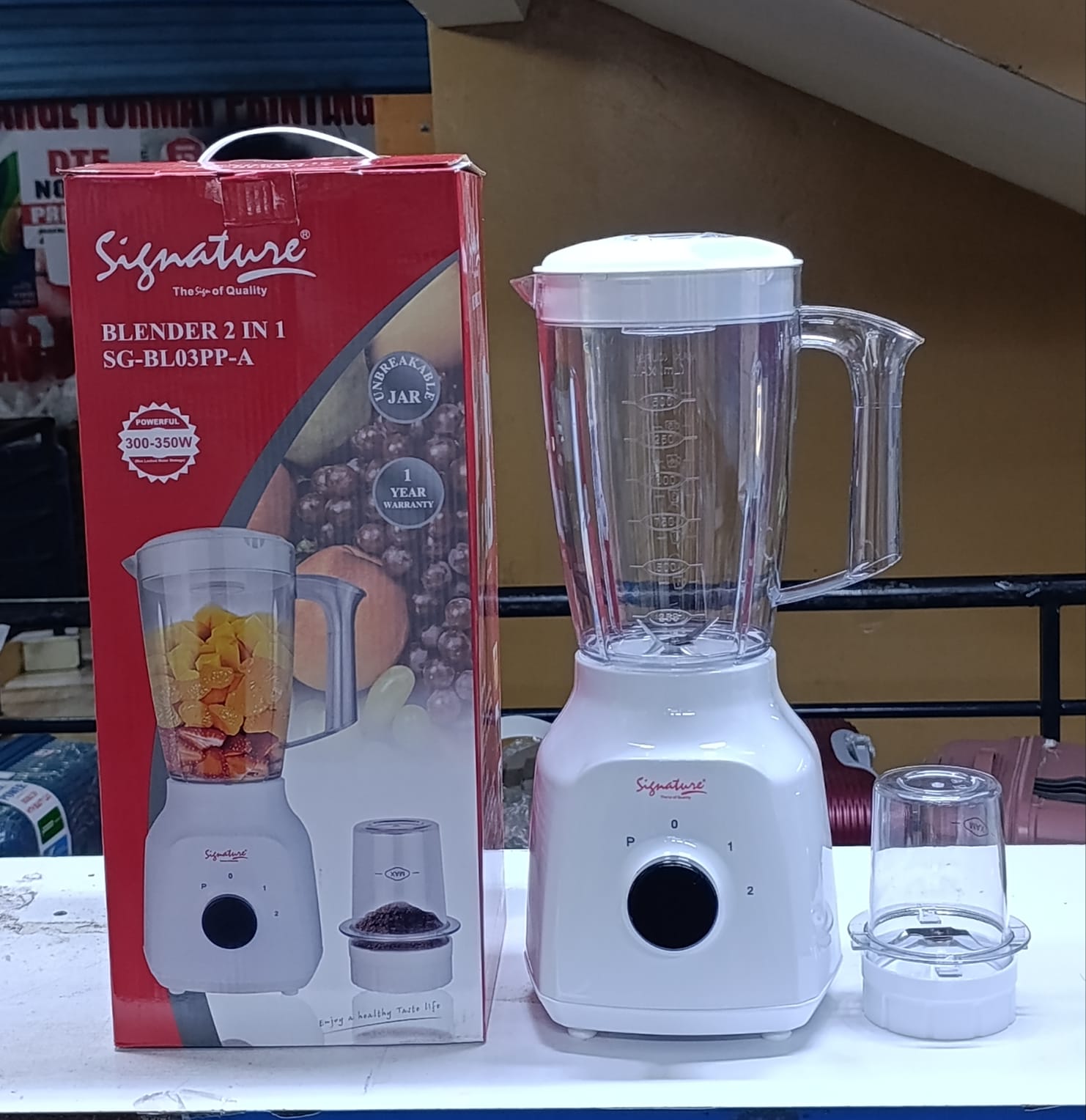 🍹✨ Signature 2-in-1 Countertop Blender
The Signature 2-in-1 blender is a versatile kitchen appliance designed for everyday blending and grinding. It combines a blender + grinder in one unit, making i