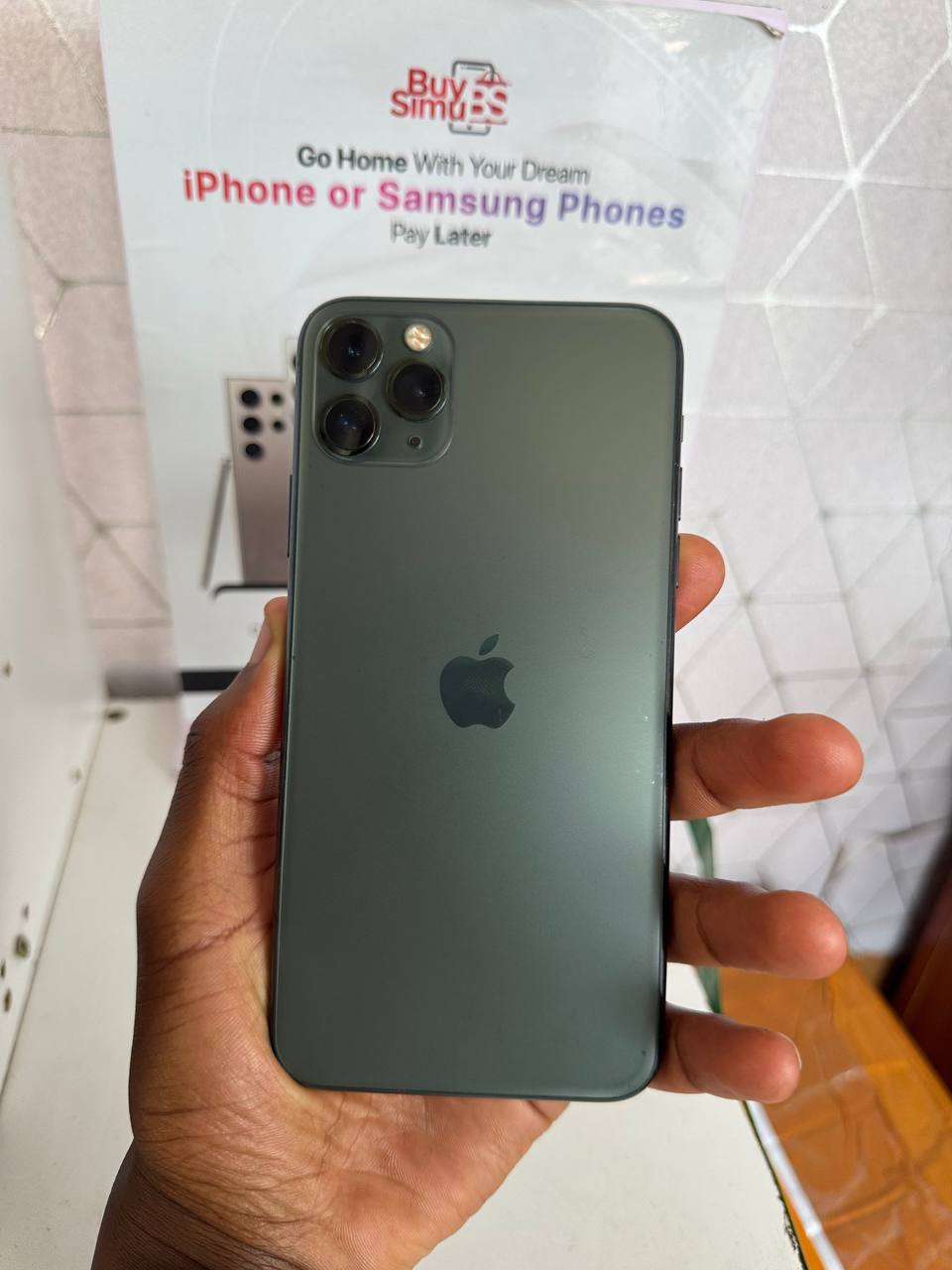 THE IPHONE 11 PRO MAX 256GB DELIVERS PRO-GRADE PHOTOGRAPHY WITH ITS TRIPLE-CAMERA SYSTEM AND STUNNING 6.5" SUPER RETINA XDR DISPLAY. POWERED BY THE A13 BIONIC CHIP, IT OFFERS BLAZING SPEED.