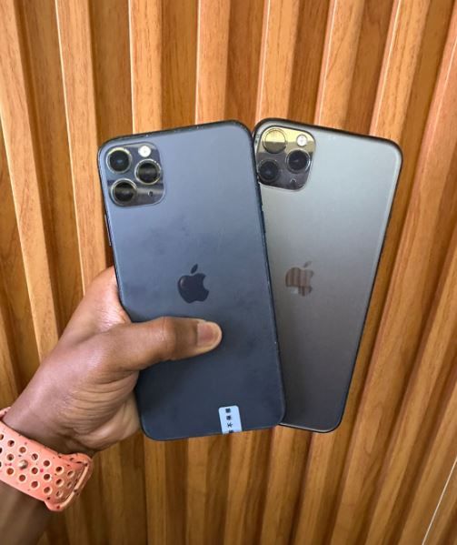REFURBISHED IPHONE 11 PRO MAX 256GB WITH REPLACED DISPLAY, FULLY FUNCTIONAL, 90%+ BATTERY HEALTH, FACE ID WORKING, SMOOTH PERFORMANCE, CLEAN CONDITION Free PROTECTOR AND CLEAR CASE.