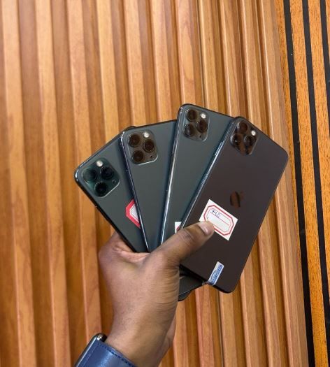 REFURBISHED IPHONE 11 PRO MAX 256GB WITH REPLACED DISPLAY, FULLY FUNCTIONAL, 90%+ BATTERY HEALTH, FACE ID WORKING, SMOOTH PERFORMANCE, CLEAN CONDITION Free PROTECTOR AND CLEAR CASE.