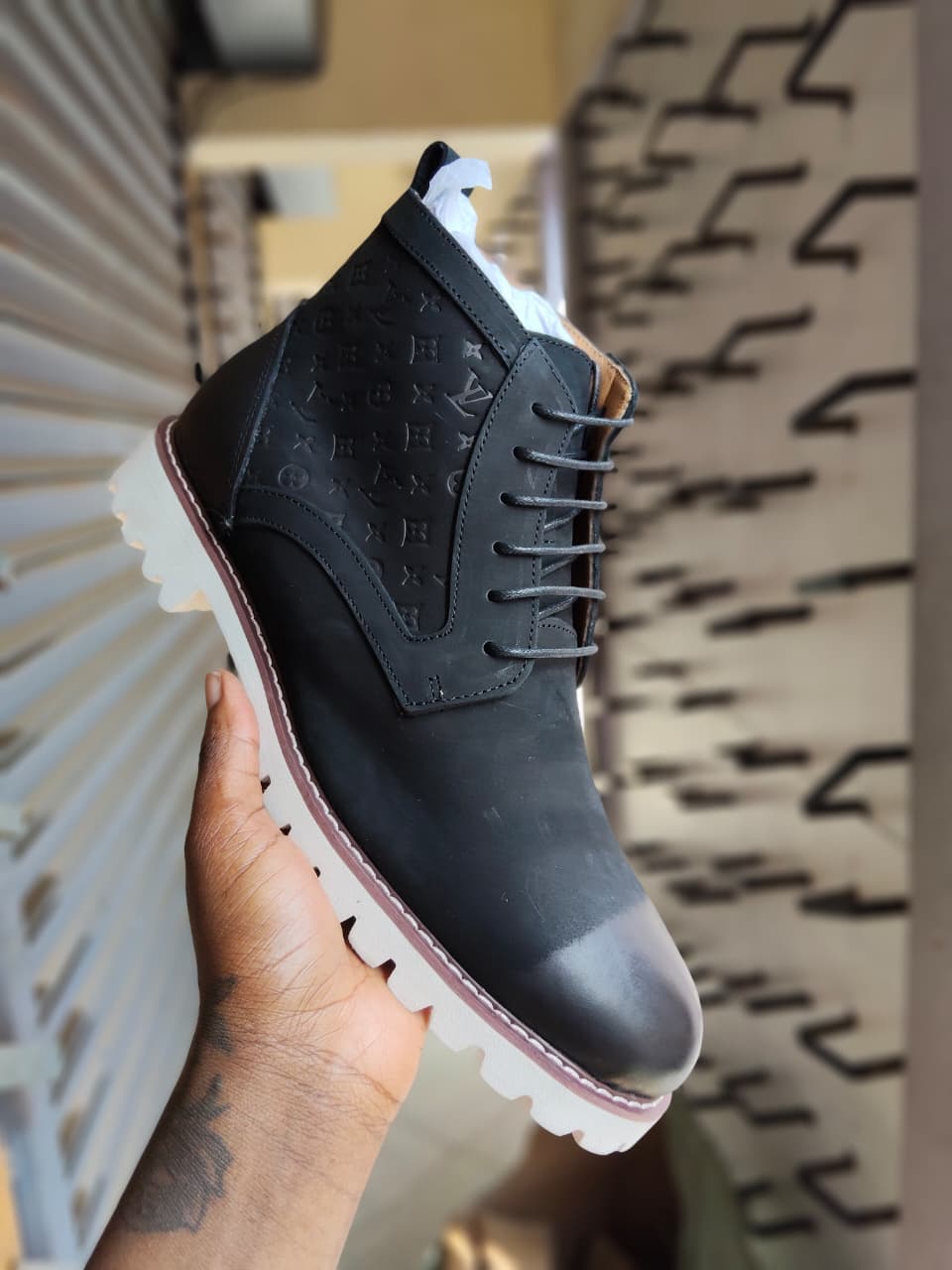 🔥(ON OFFER) LOUIS VUITTON LV LEATHER CHELSEA BOOTS, VERY CLASSY AND FASHIONABLE, OFFICIAL BOOTS, CASUAL BOOTS. GENERIC