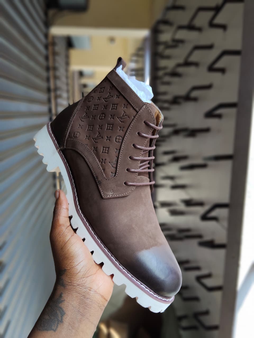 🔥(ON OFFER) LOUIS VUITTON LV LEATHER CHELSEA BOOTS, VERY CLASSY AND FASHIONABLE, OFFICIAL BOOTS, CASUAL BOOTS. GENERIC