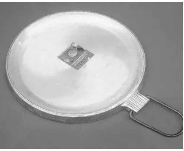 Heavy-Duty Non-Stick Chapati Pan + Free Wooden Rolling Pin, Crafted from Premium 2.6mm thick, Durable Alumminium, PFOA-free Nonstick Coating Allowing food to Brown without Sticking