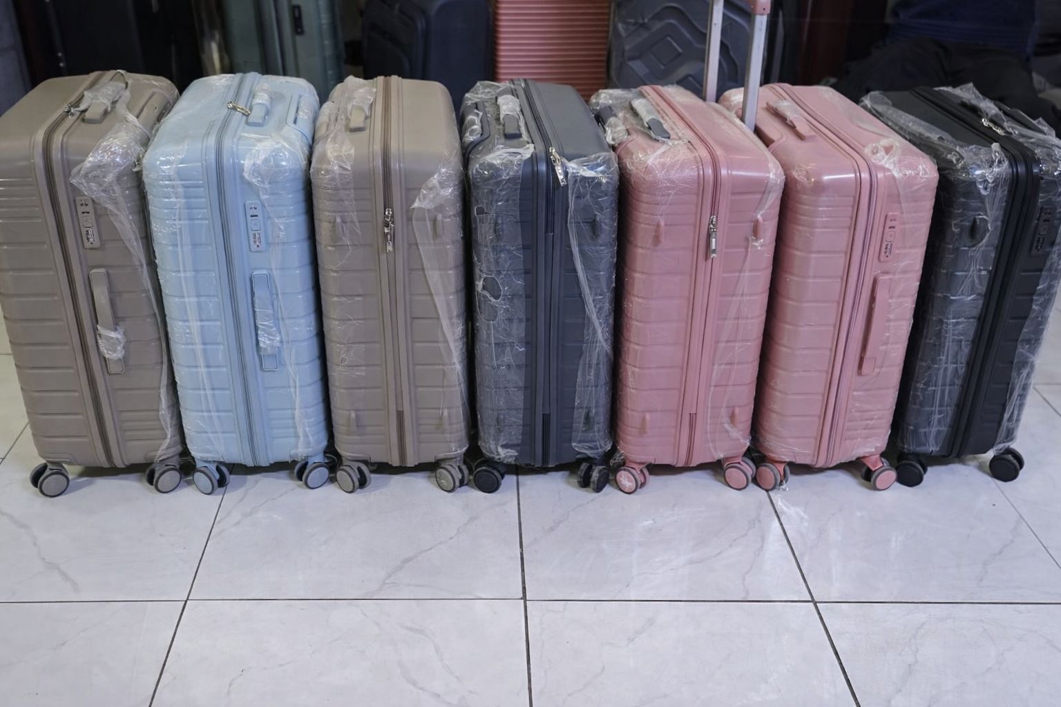 HARD SHELL SUITCASES| Fashion 3-in-1 Unbreakable Rubber Travel Bag – 3 suitcases in one set, Large, Medium, Small, Made from unbreakable rubber for maximum durability,Spacious compartments for clothes