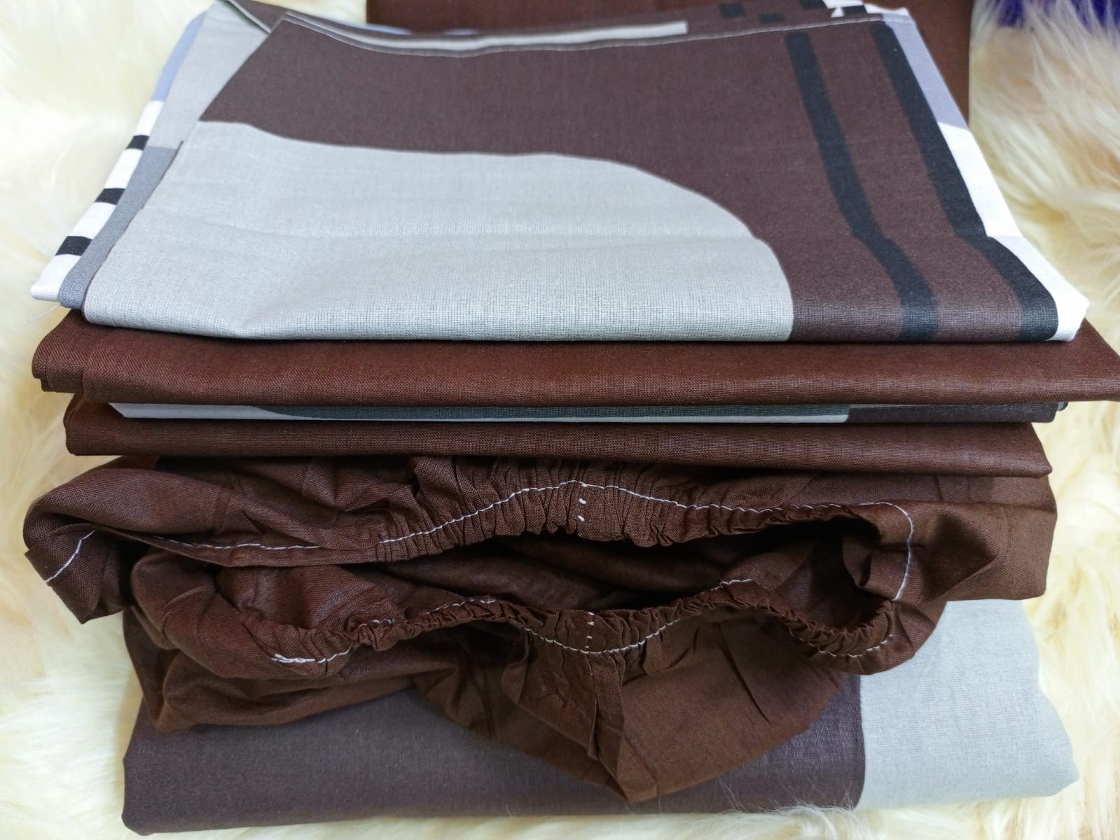 6 Pieces Mix & Match 6x7 Bedsheets Set – Pattern & Plain Fitted Bedsheet with Pillowcases, Includes 1 patterned bedsheet and 1 plain fitted bedsheet, Comes with 4 matching pillowcases.