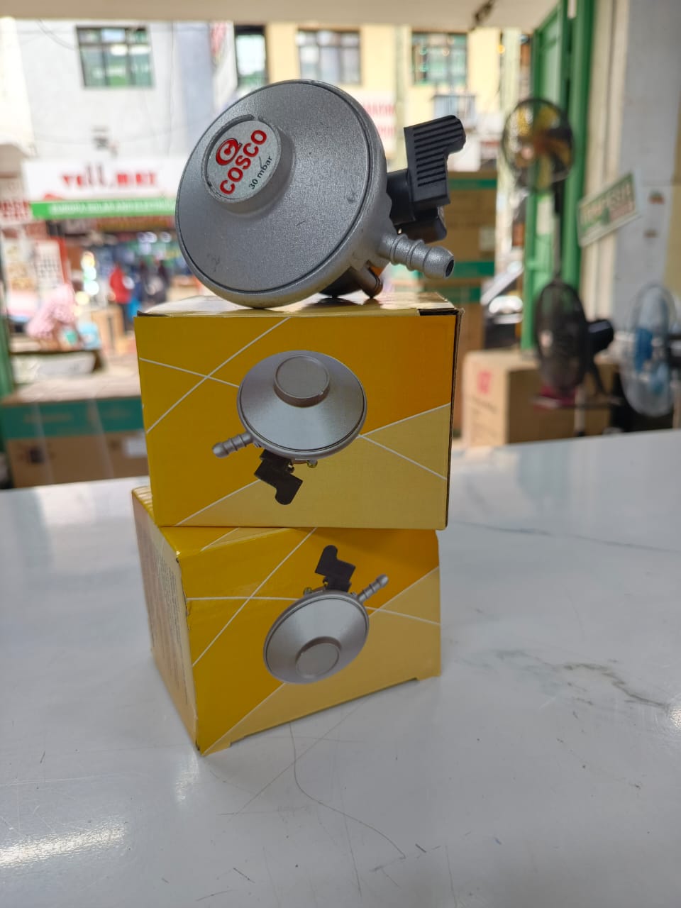 Cosco Universal 13Kg Gas Cylinder Regulator.This 13 kg gas cylinder regulator has a child lock that help you to switch off you gas when not in use or when you are not around for children