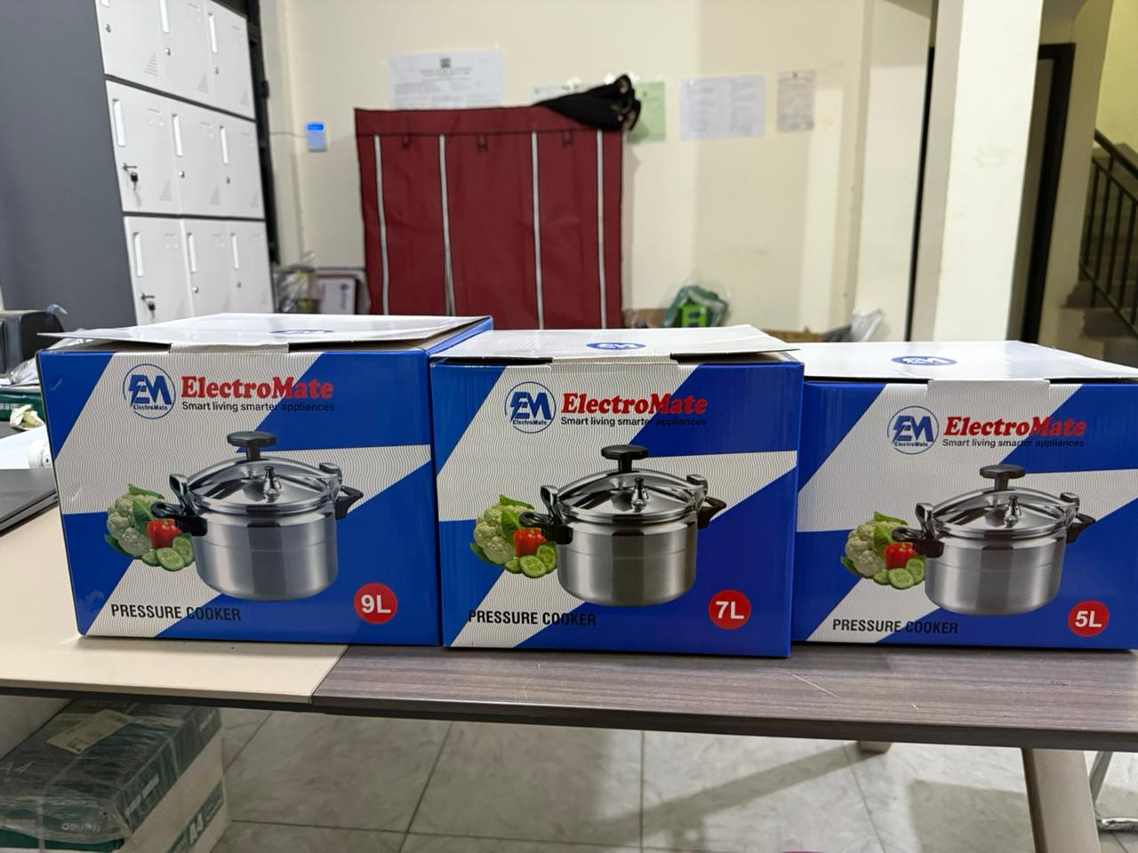 PRESSURE COOKER. Electromate manual Pressure cooker,  Durable Stainless Steel, Fast Cooking, Safety Valve, Heat-Efficient, Suitable for Gas & Electric Stoves, Family Size Kitchen Pot, Easy Clean, Lock