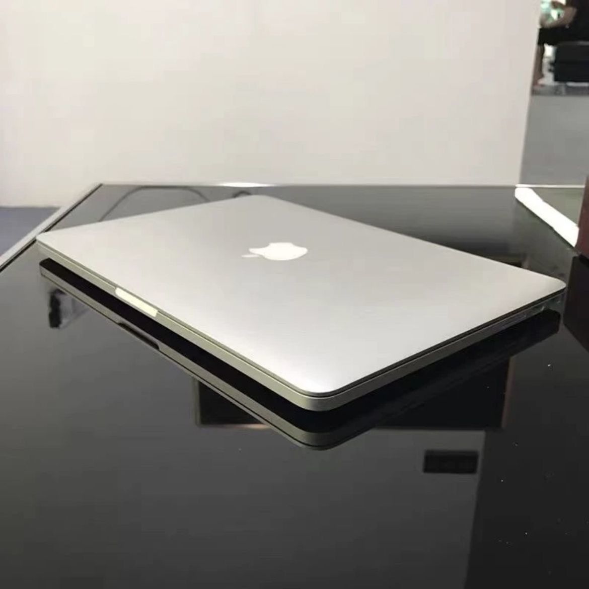 Apple Refurbished MacBook  2014 Core i7 16GB RAM 11.6 inches  SSD 4GB Graphics Processor: Standard configuration is a 1.4GHz dual-core Intel Core i5 processor with Turbo Boost up to 2.7GHz.