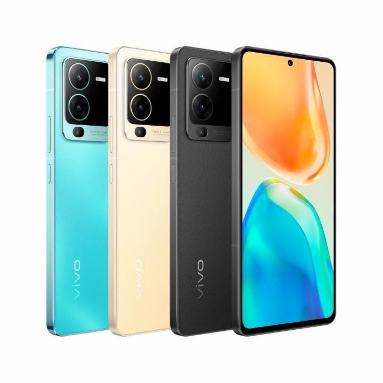 Vivo S15's new rear camera: 64-megapixel main camera + 8-megapixel ultra-wide-angle camera + 2-megapixel macro camera. Front camera: 32-megapixel. Memory: 12GB. Storage: 256GB. Supports facial recogni