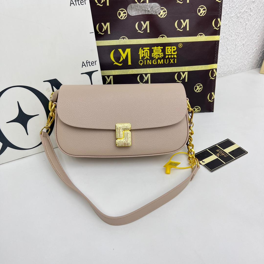 👜 Elegant women’s luxury designer bag with spacious interior and chic silhouette