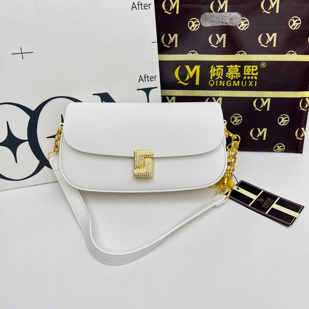 👜 Elegant women’s luxury designer bag with spacious interior and chic silhouette