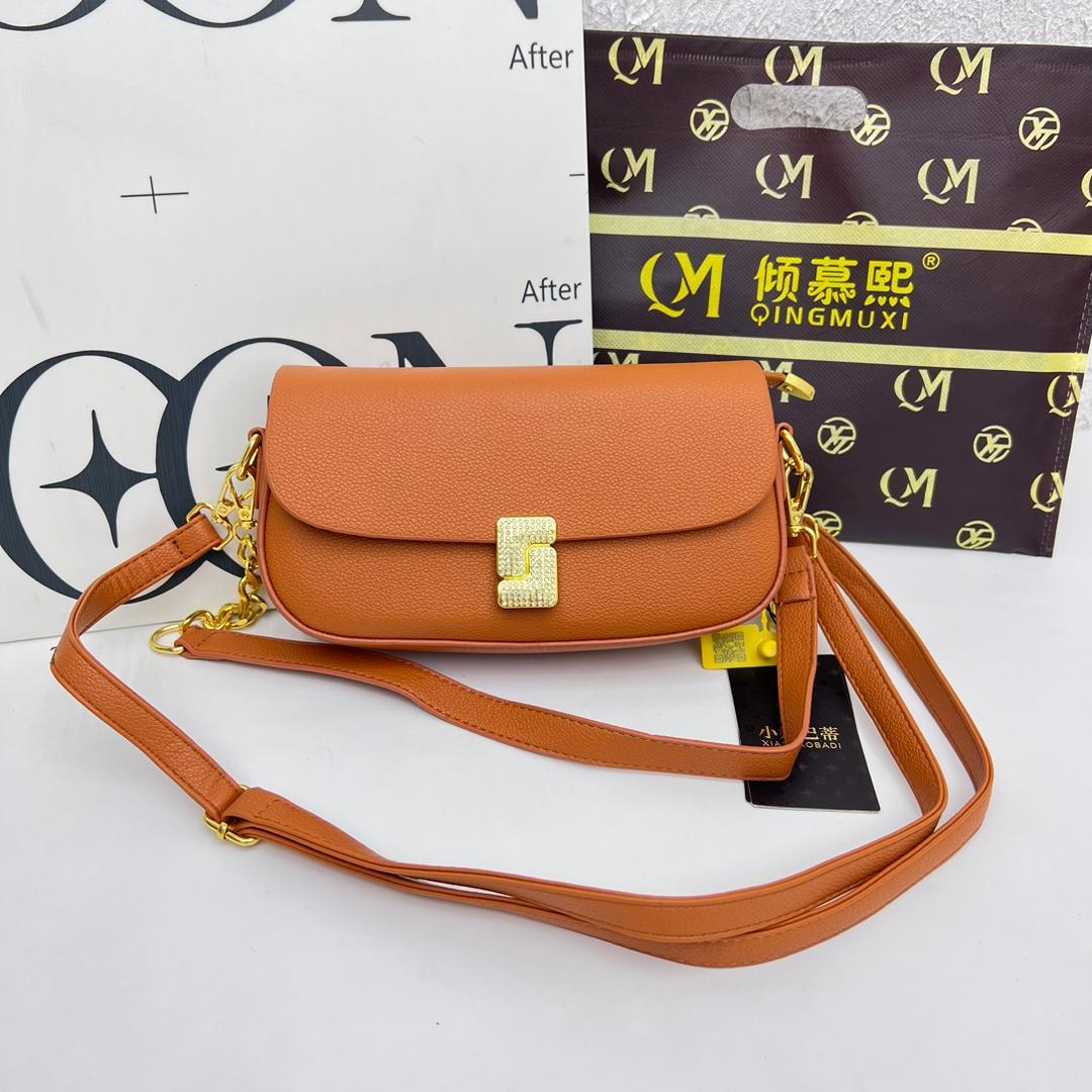 👜 Elegant women’s luxury designer bag with spacious interior and chic silhouette