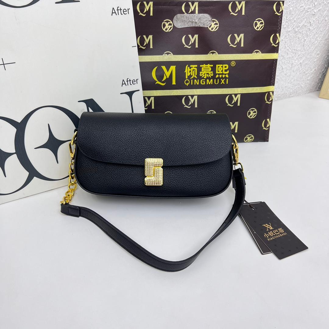 👜 Elegant women’s luxury designer bag with spacious interior and chic silhouette