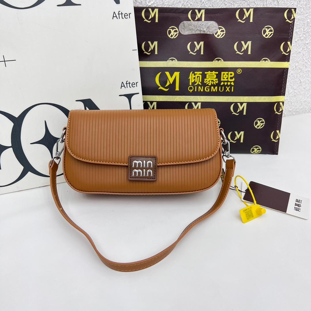 👜 Elegant women’s luxury designer bag with spacious interior and chic silhouette