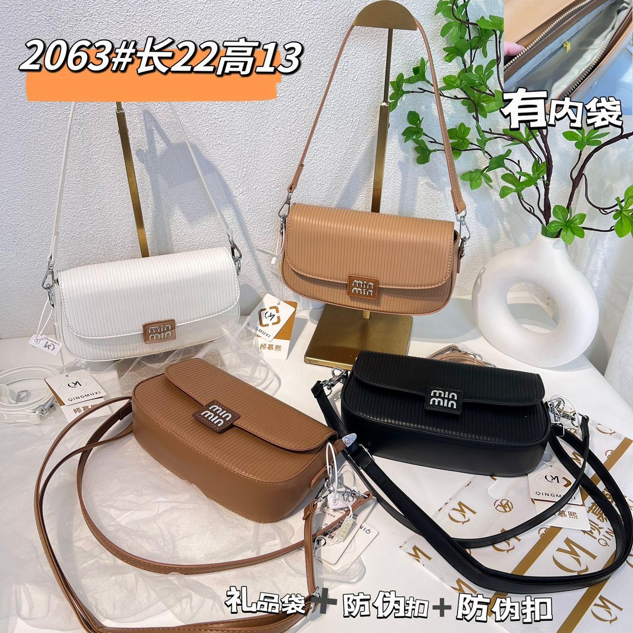👜 Elegant women’s luxury designer bag with spacious interior and chic silhouette