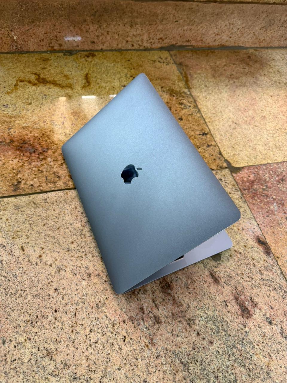 OFFER Apple MacBook Pro 2018 Intel Core i7 16GB RAM 512GB SSD 4GB Integrated Intel Iris Plus Graphics 13'' base clock of 2.9GHz and Turbo Boost up to 4.8GHz. Designed for high-performance tasks+BAG