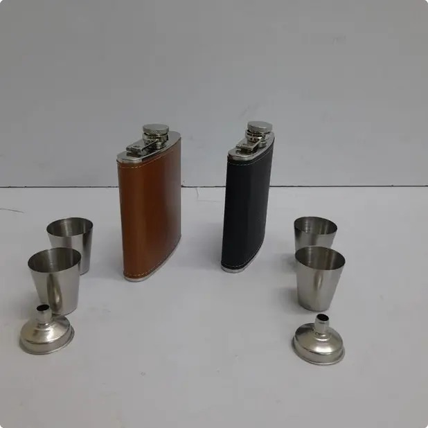 Premium Hip Flask Whisky Bottle Gift Set with Leather Cover, Leak-Proof Pocket Alcohol Flask Including 2 tot cups, Elegant Drinking Accessory for Travel, Parties & Gifting